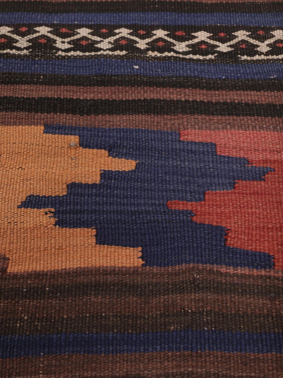 Tapis kelim vintage d'Afghanistan avec des motifs géométriques tribaux dans des tons marron et rouge