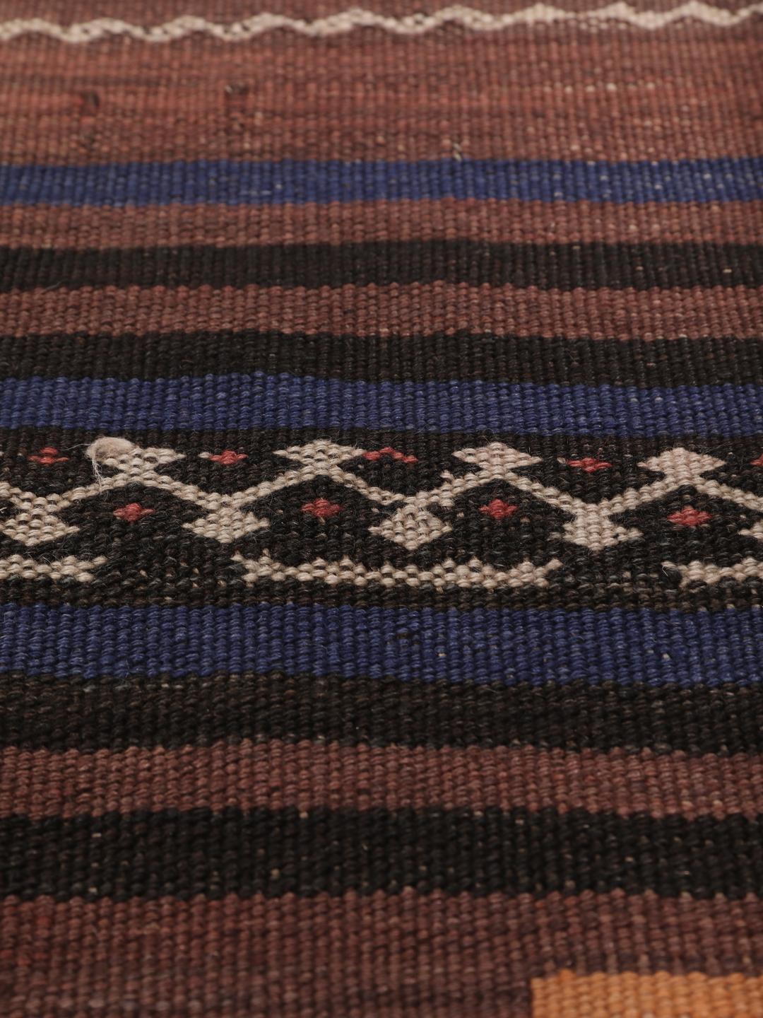 Tapis kelim vintage d'Afghanistan avec des motifs géométriques tribaux dans des tons marron et rouge