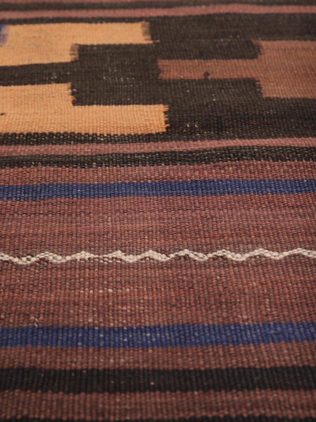 Tapis kelim vintage d'Afghanistan avec des motifs géométriques tribaux dans des tons marron et rouge