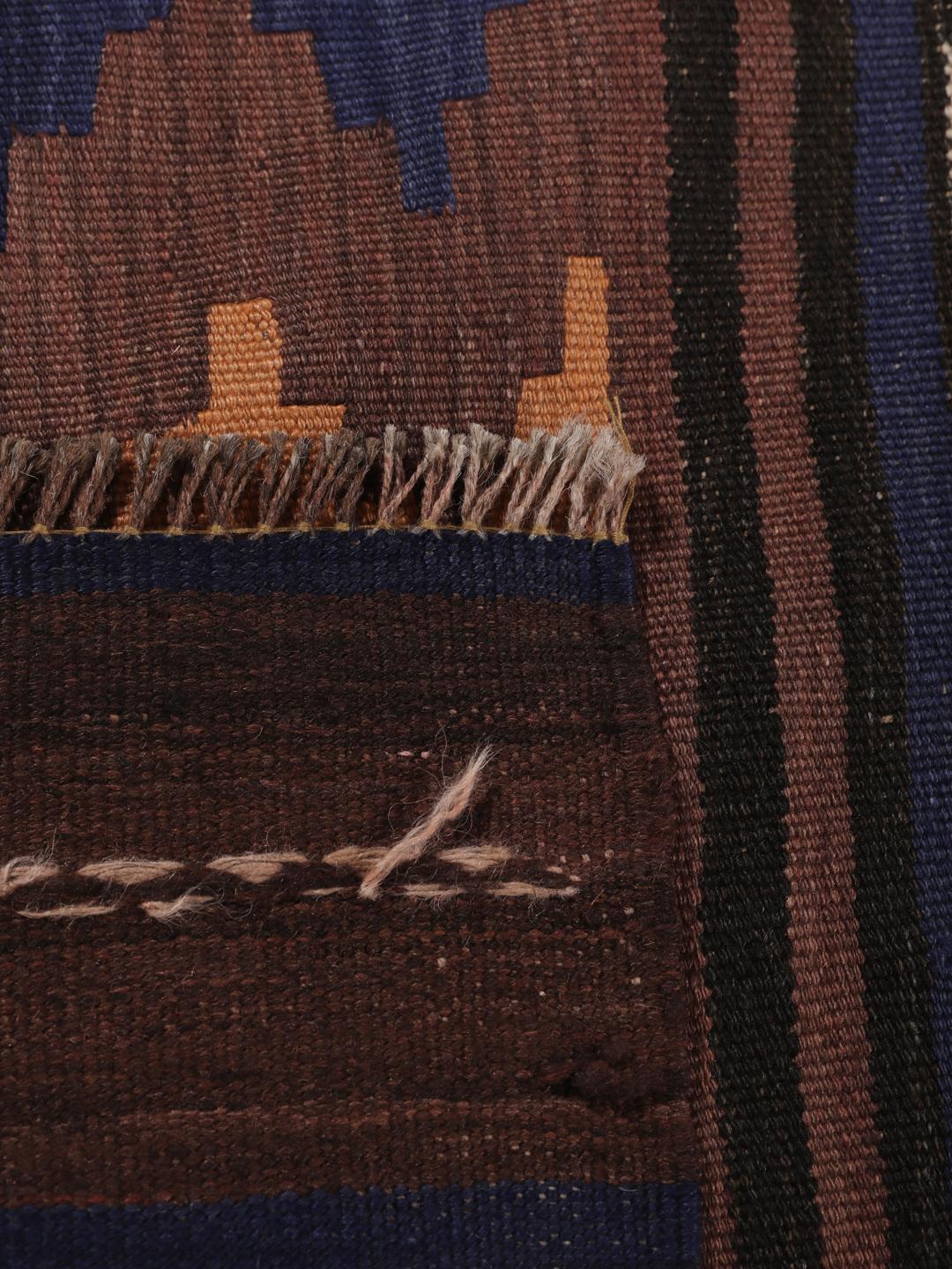 Tapis kelim vintage d'Afghanistan avec des motifs géométriques tribaux dans des tons marron et rouge