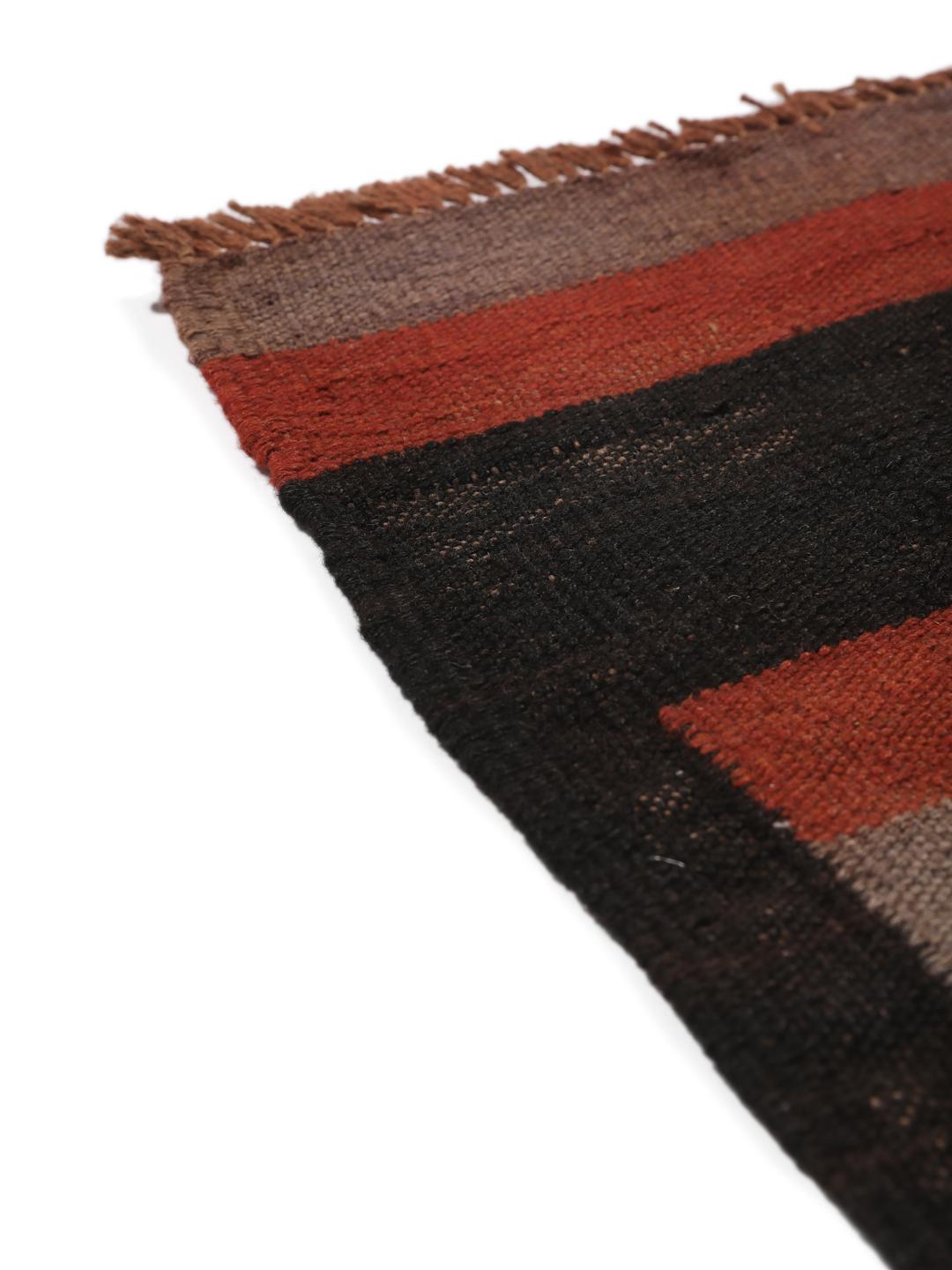 Chemin de table Kelim afghan tissé à la main avec des motifs géométriques en losanges rouges, bruns et noirs