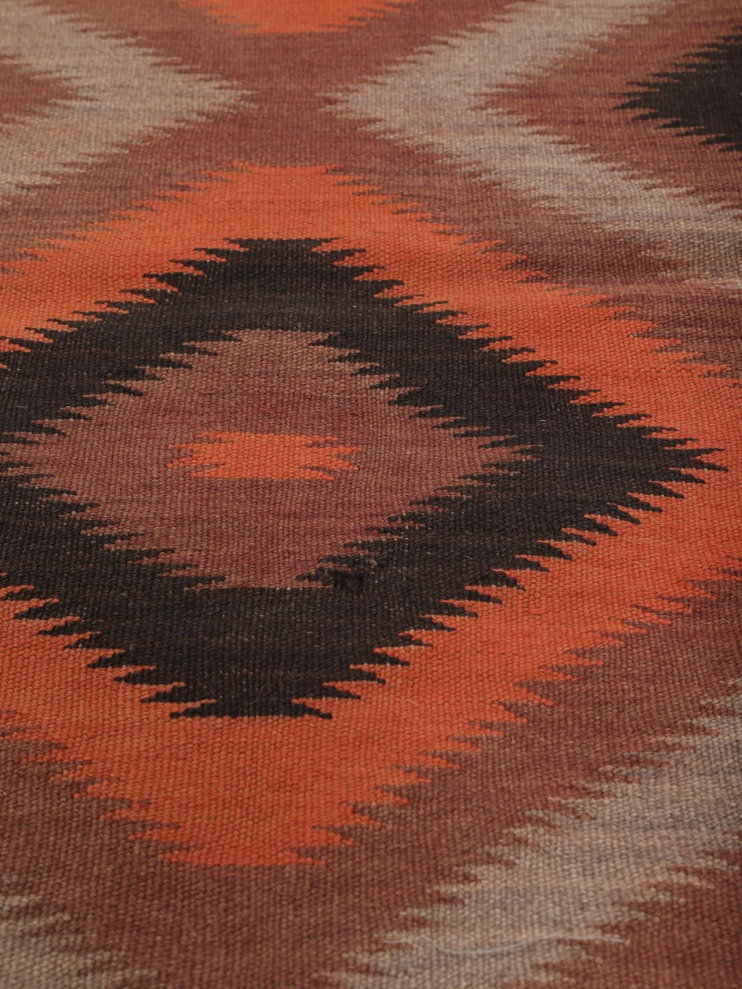 Chemin de table Kelim afghan tissé à la main avec des motifs géométriques en losanges rouges, bruns et noirs