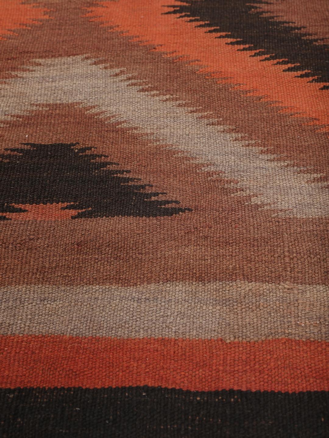 Chemin de table Kelim afghan tissé à la main avec des motifs géométriques en losanges rouges, bruns et noirs
