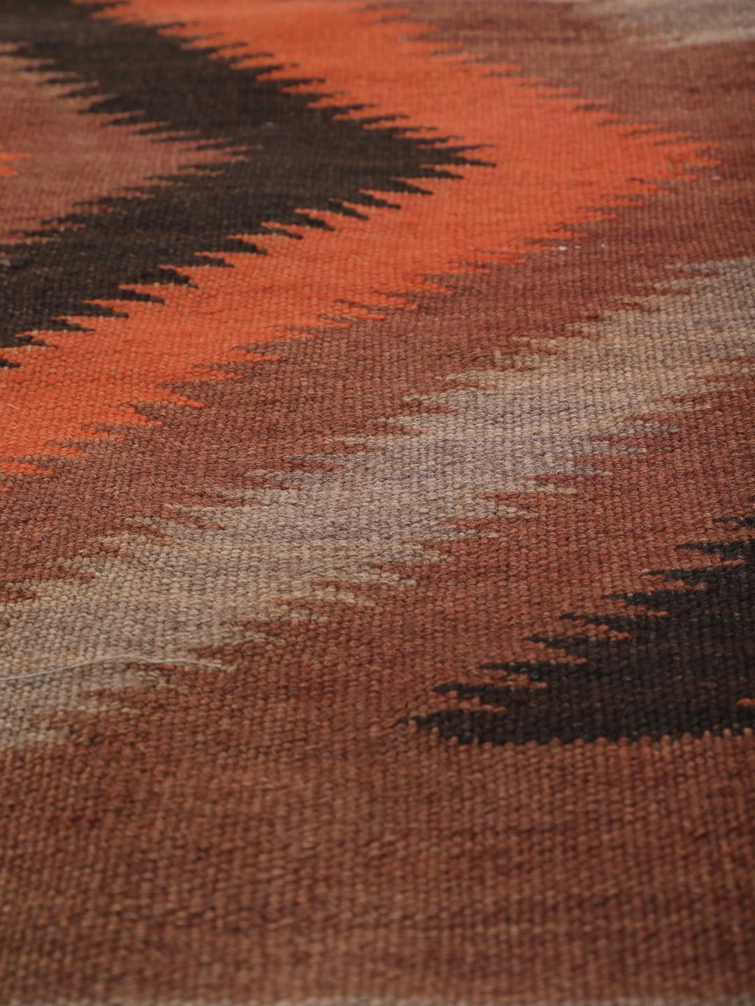 Chemin de table Kelim afghan tissé à la main avec des motifs géométriques en losanges rouges, bruns et noirs