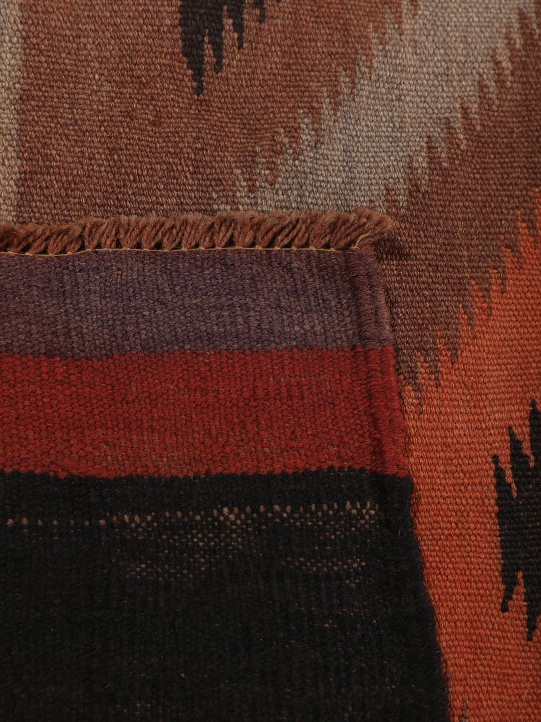 Chemin de table Kelim afghan tissé à la main avec des motifs géométriques en losanges rouges, bruns et noirs