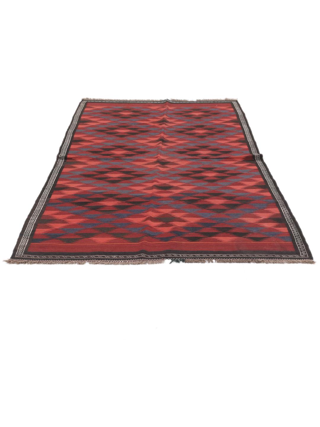 Tapis kelim afghan tissé à la main avec des motifs géométriques dans des tons rouges et sombres.