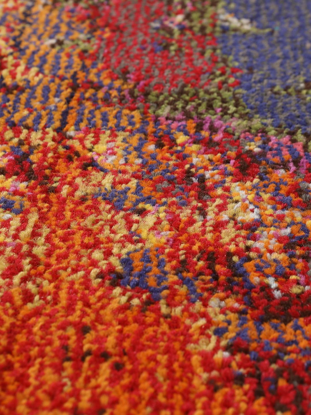 Tapis rond multicolore avec un design abstrait texturé