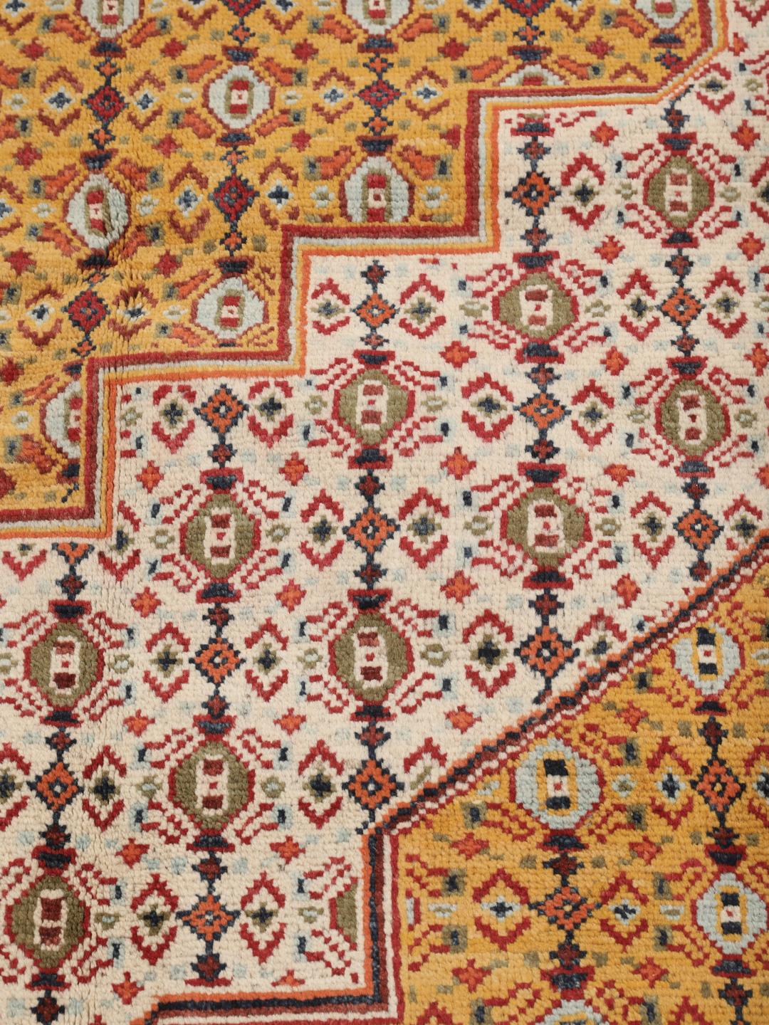Covor Kazak înnodat manual din Afganistan cu modele geometrice aurii și roșii