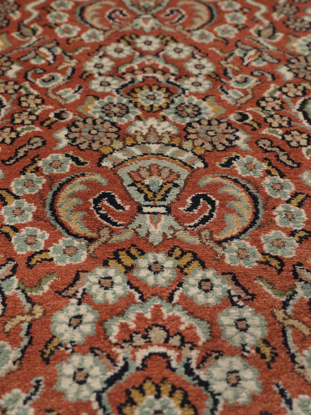 Håndknyttet indisk Kashmir-løber i silke i rød med detaljerede blomstermotiver