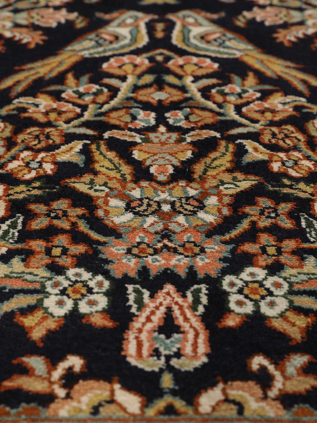 Håndknyttet Kashmir-silketæppe fra Indien med et mørkeblåt og orange blomsterdesign