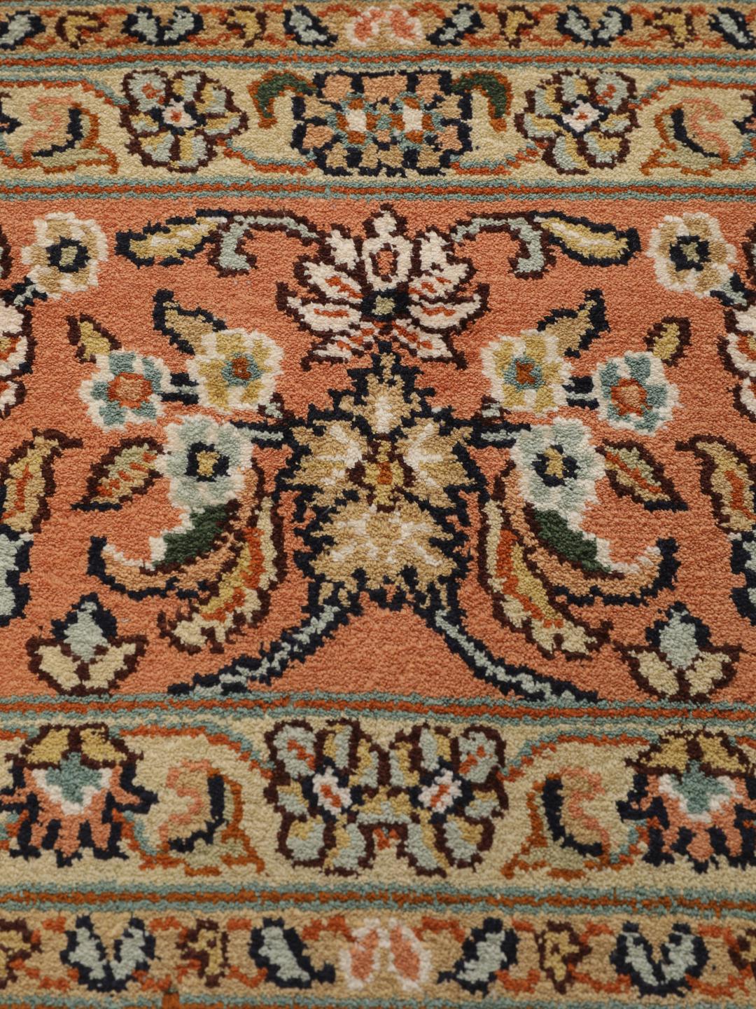 Håndknyttet Kashmir-silketæppe fra Indien med et mørkeblåt og orange blomsterdesign