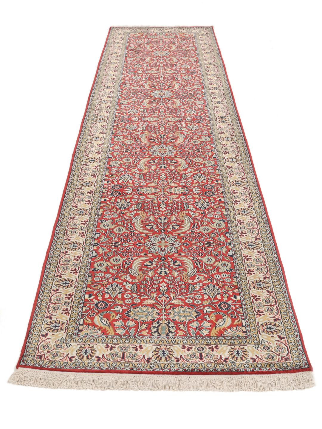 Tapis couloir en soie du Cachemire noué à la main, rouge avec des motifs floraux, originaire d'Inde
