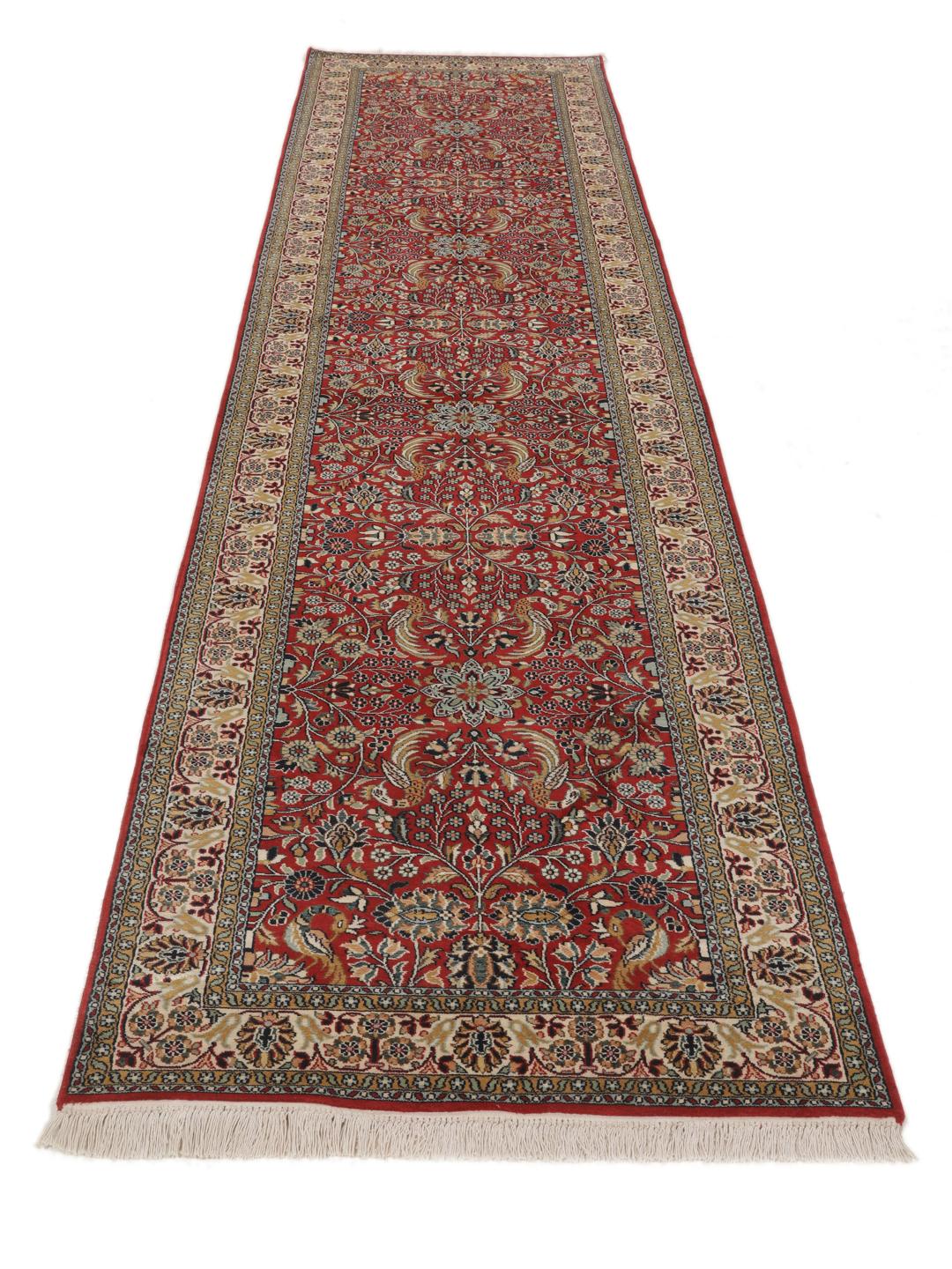 Tapis couloir en soie du Cachemire noué à la main, rouge avec des motifs floraux, originaire d'Inde