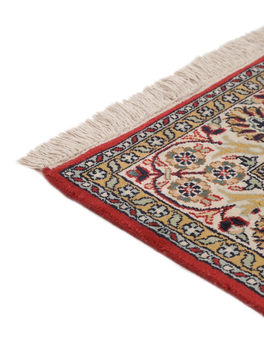 Tapis couloir en soie du Cachemire noué à la main, rouge avec des motifs floraux, originaire d'Inde