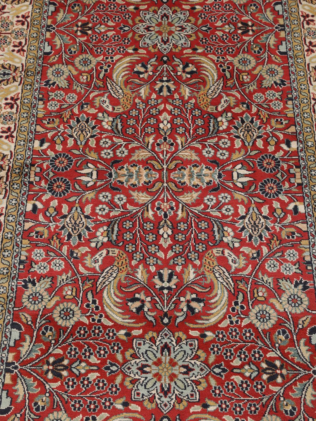 Tapis couloir en soie du Cachemire noué à la main, rouge avec des motifs floraux, originaire d'Inde