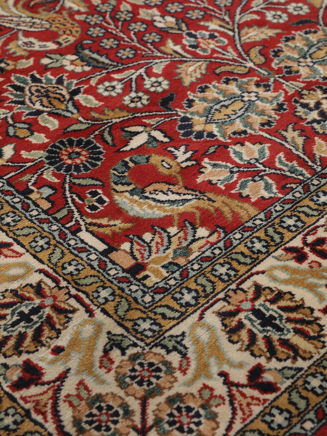 Tapis couloir en soie du Cachemire noué à la main, rouge avec des motifs floraux, originaire d'Inde