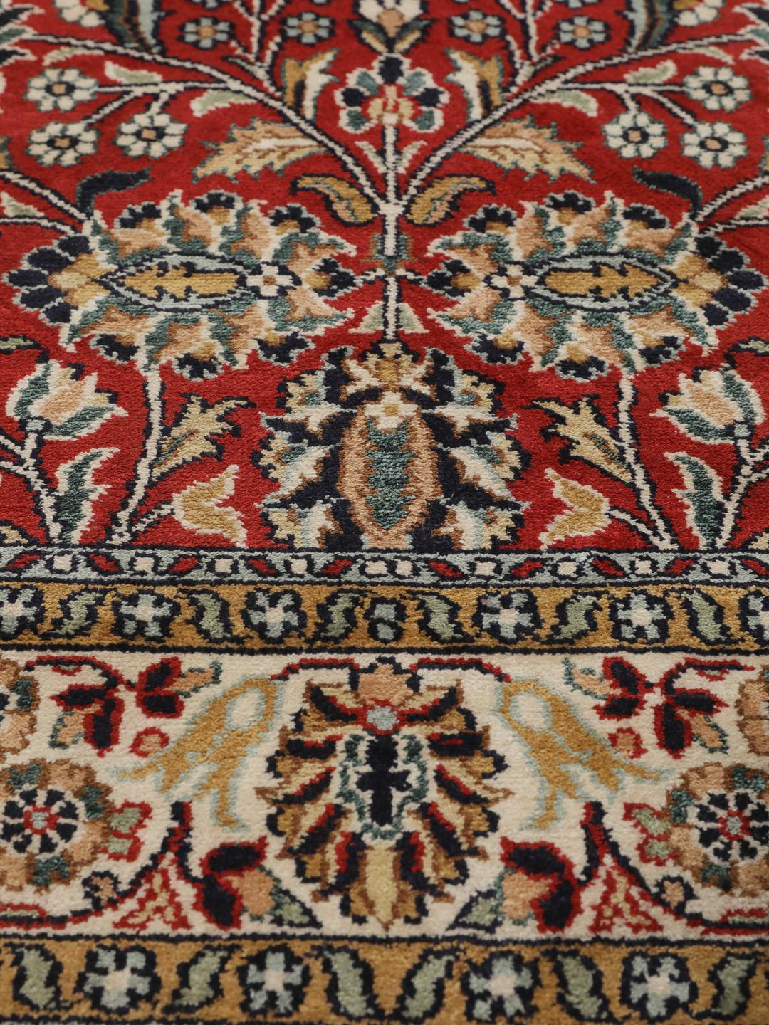 Tapis couloir en soie du Cachemire noué à la main, rouge avec des motifs floraux, originaire d'Inde