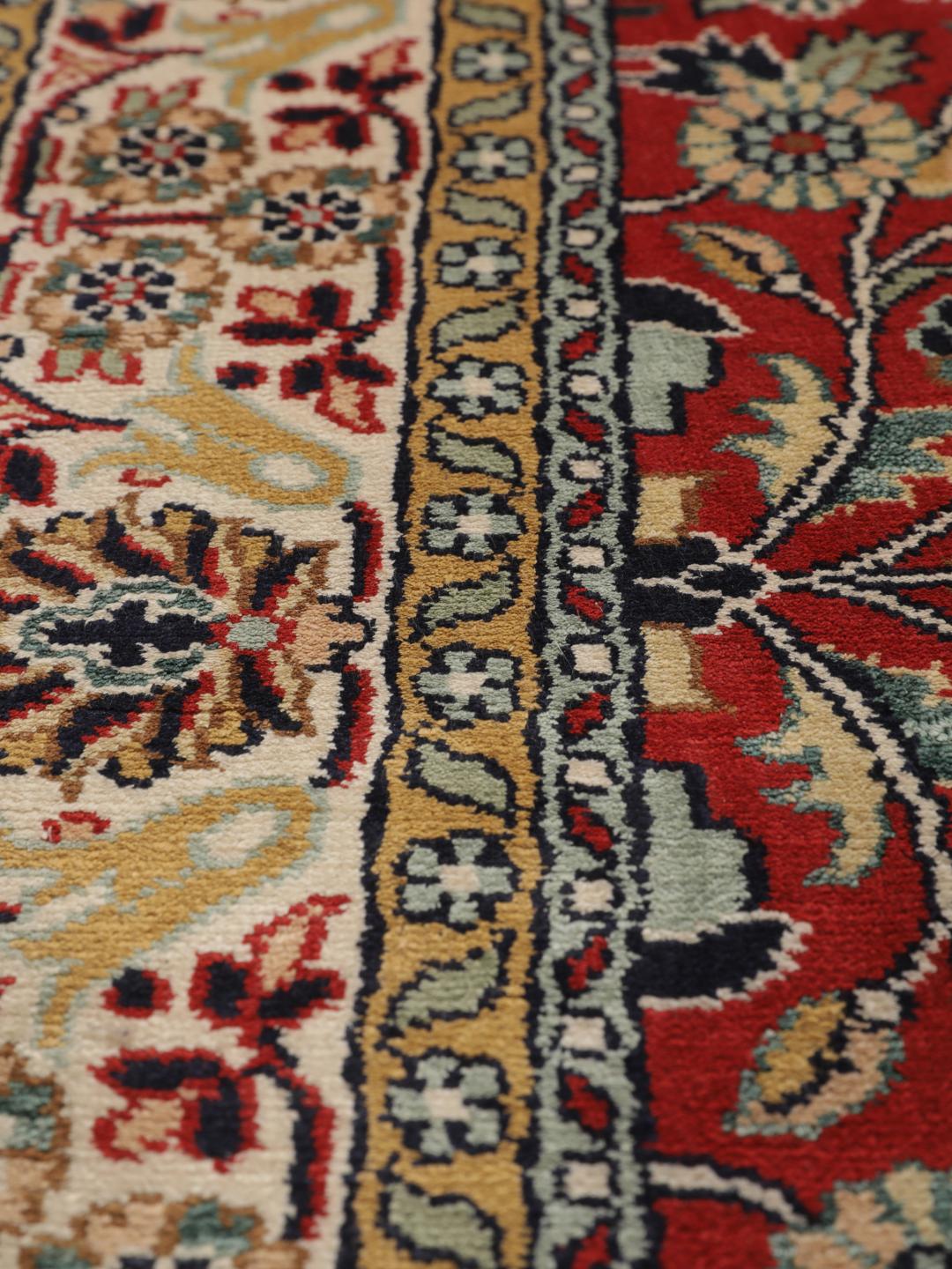 Tapis couloir en soie du Cachemire noué à la main, rouge avec des motifs floraux, originaire d'Inde