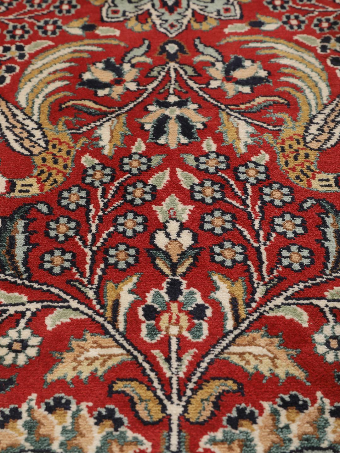 Tapis couloir en soie du Cachemire noué à la main, rouge avec des motifs floraux, originaire d'Inde