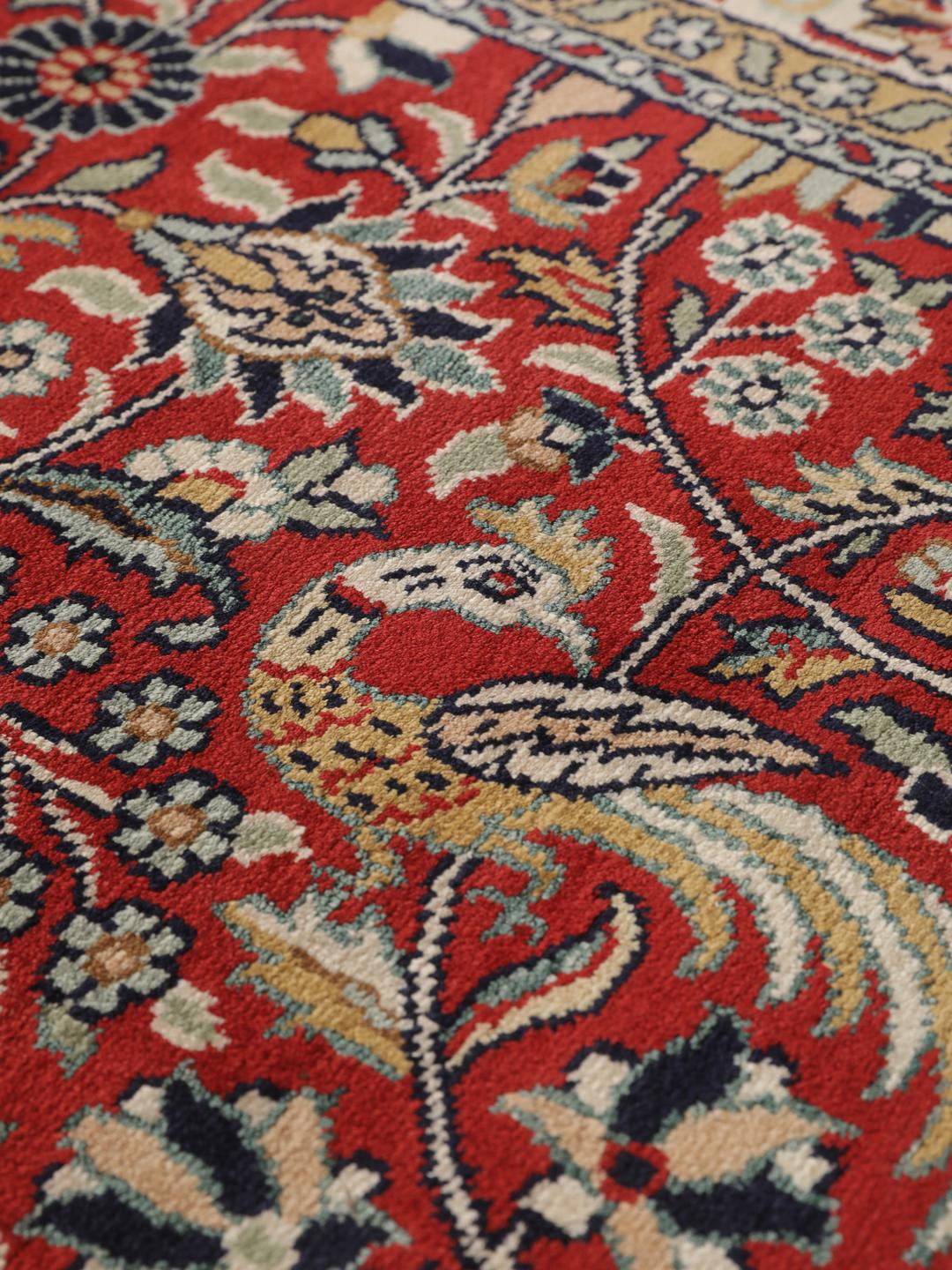 Tapis couloir en soie du Cachemire noué à la main, rouge avec des motifs floraux, originaire d'Inde