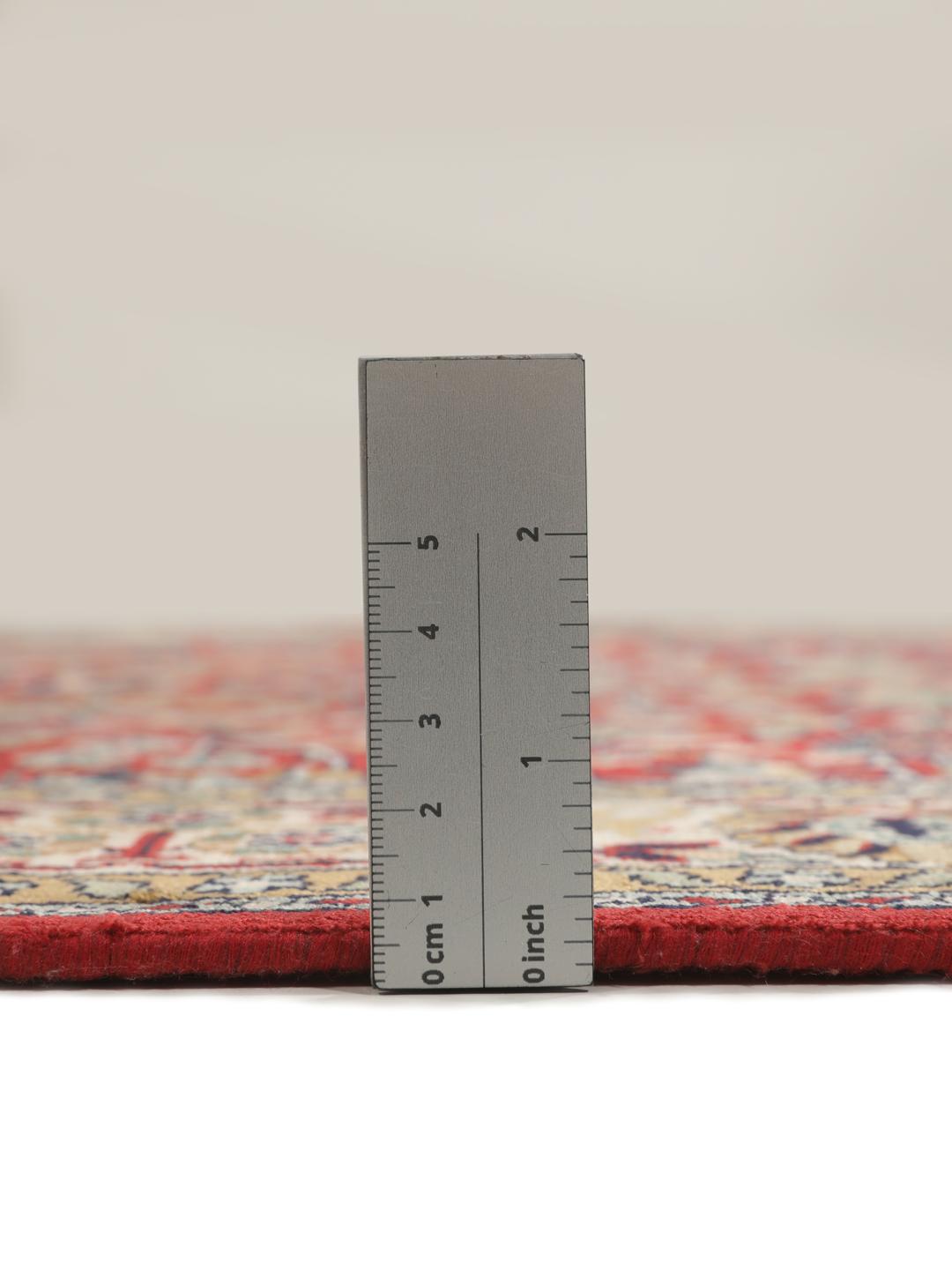 Tapis couloir en soie du Cachemire noué à la main, rouge avec des motifs floraux, originaire d'Inde