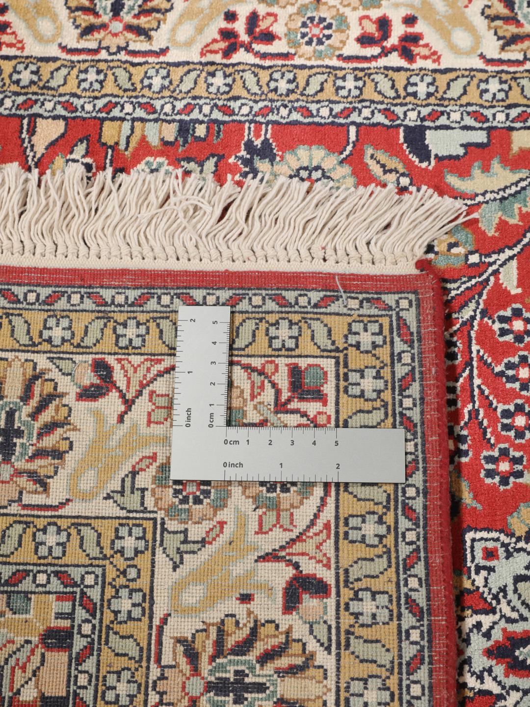 Tapis couloir en soie du Cachemire noué à la main, rouge avec des motifs floraux, originaire d'Inde