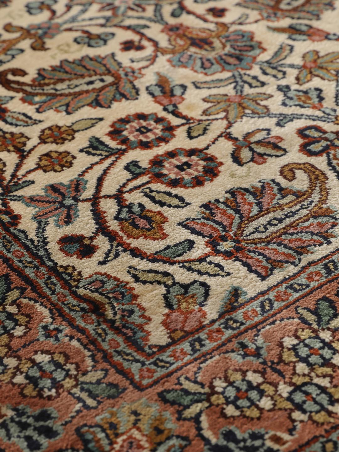 Håndknyttet Kashmir silkeløber i beige med indviklede blomstermønstre fra Indien