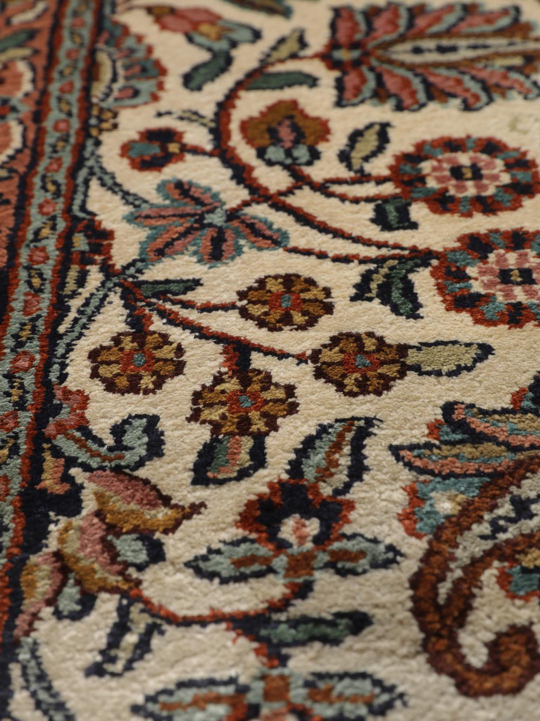 Håndknyttet Kashmir silkeløber i beige med indviklede blomstermønstre fra Indien