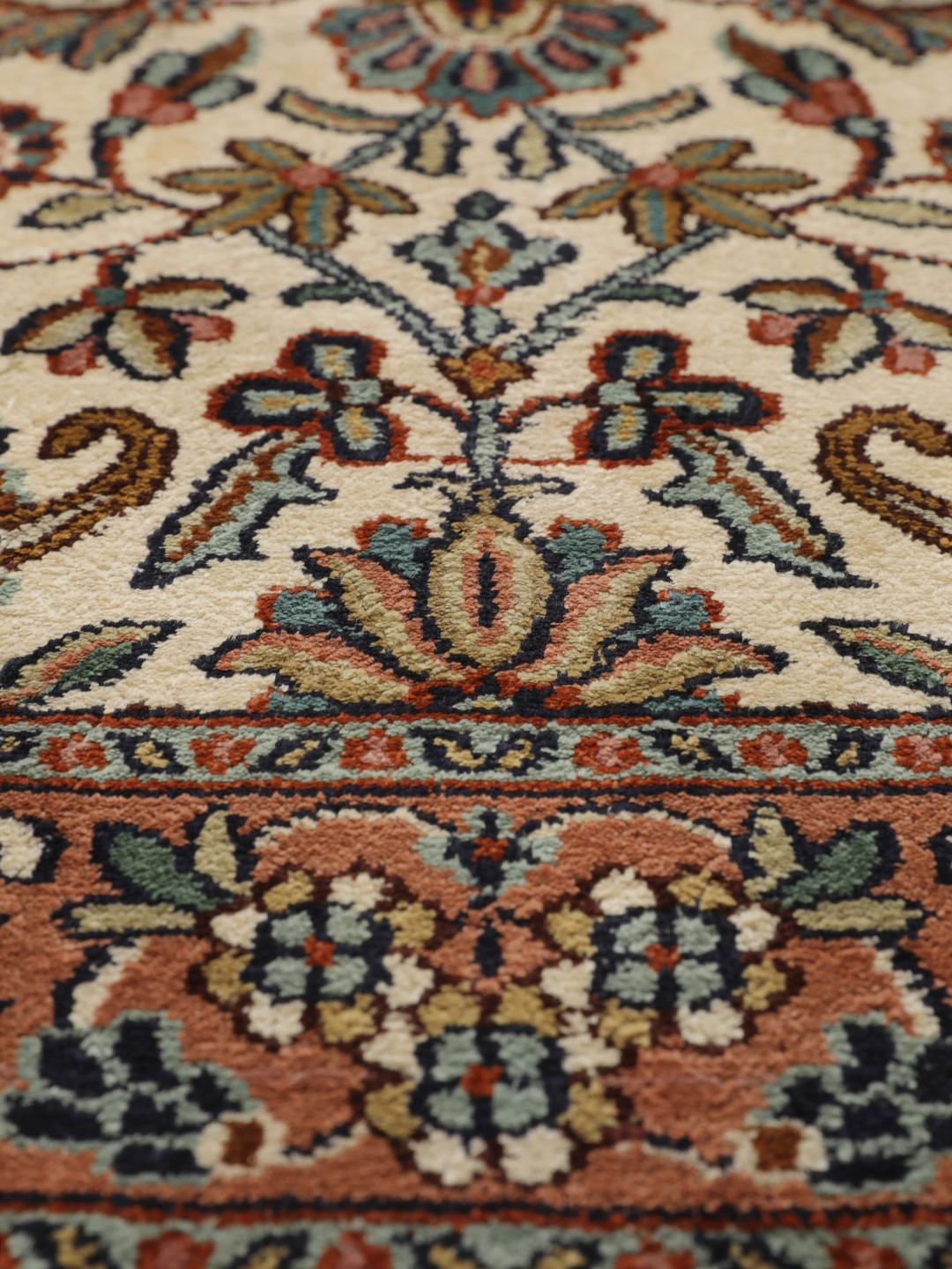 Håndknyttet Kashmir silkeløber i beige med indviklede blomstermønstre fra Indien