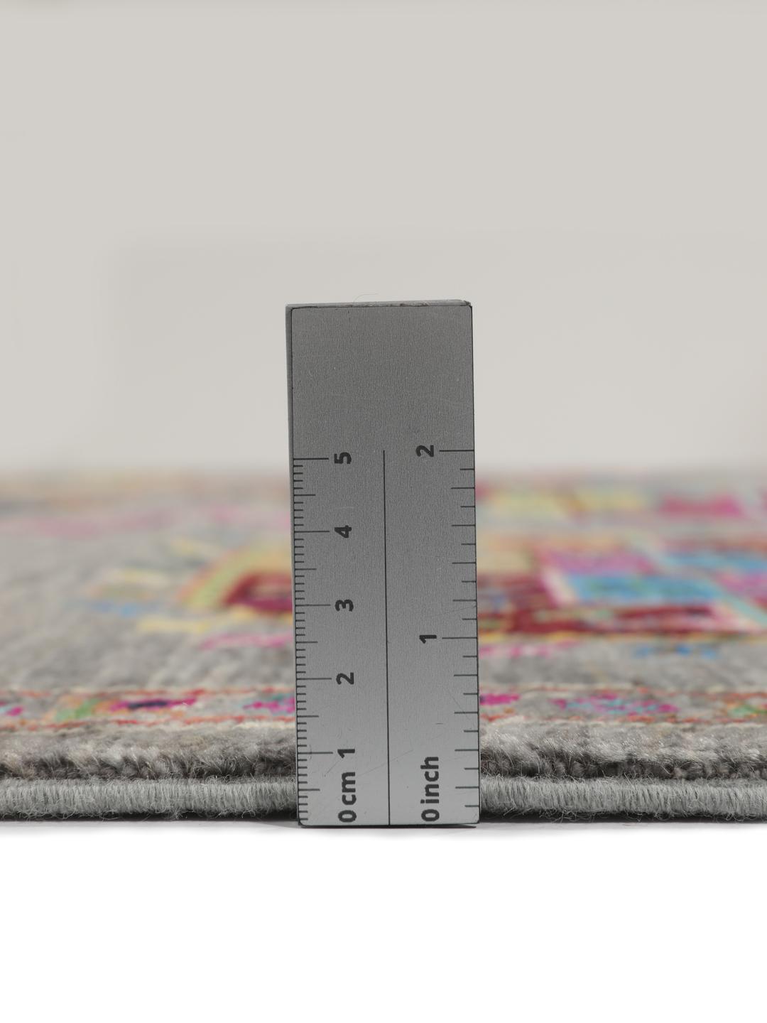 Håndknyttet afghansk tæppe med en grå flade og flerfarvede geometriske medaljoner