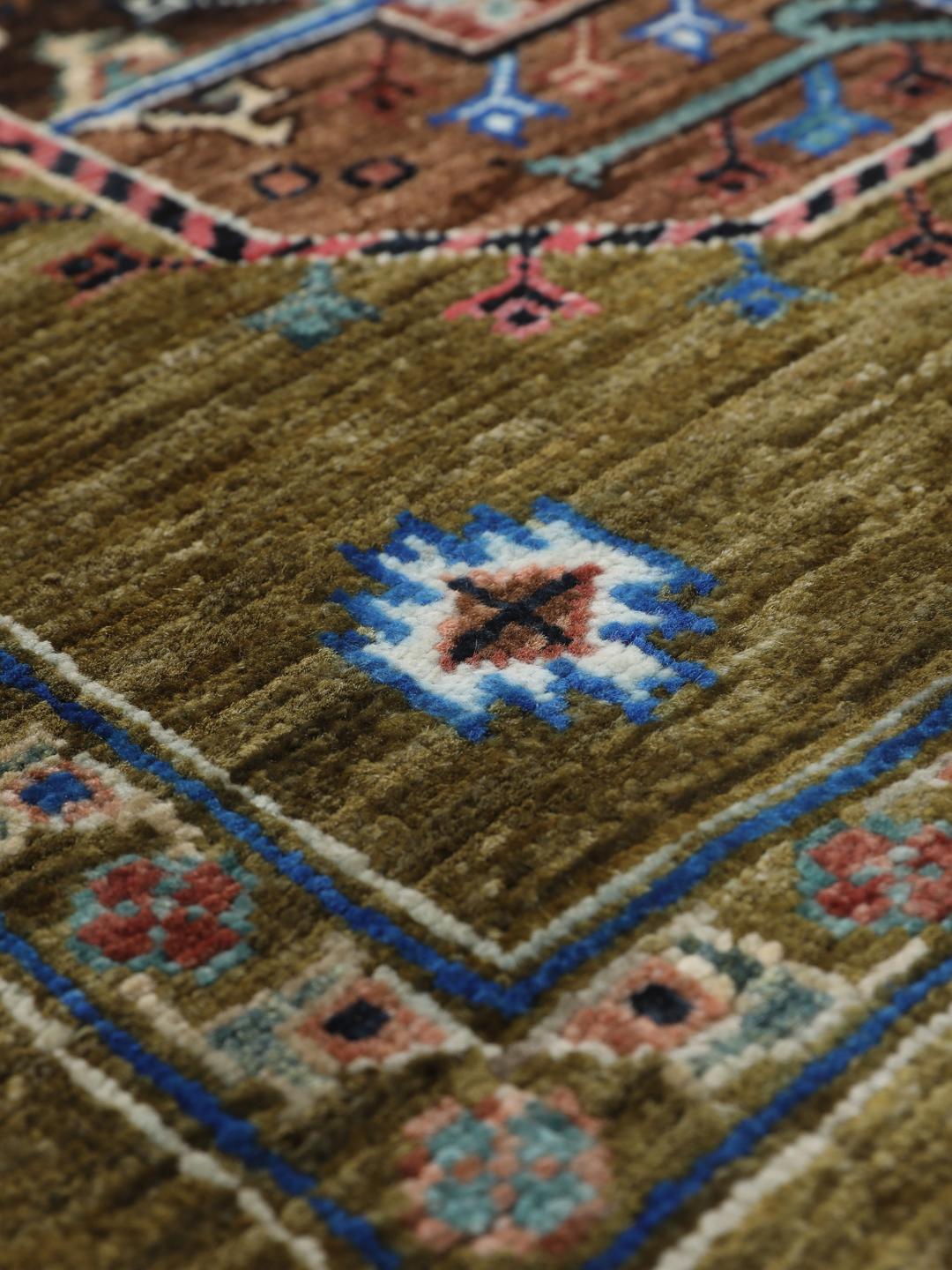 Håndknyttet tæppe fra Afghanistan i grøn med dekorative motiver