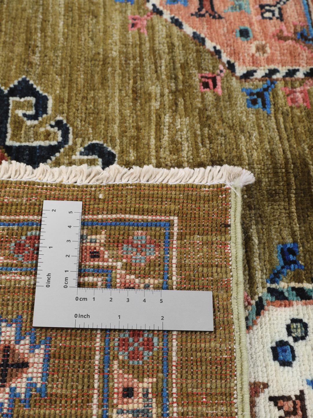 Håndknyttet tæppe fra Afghanistan i grøn med dekorative motiver