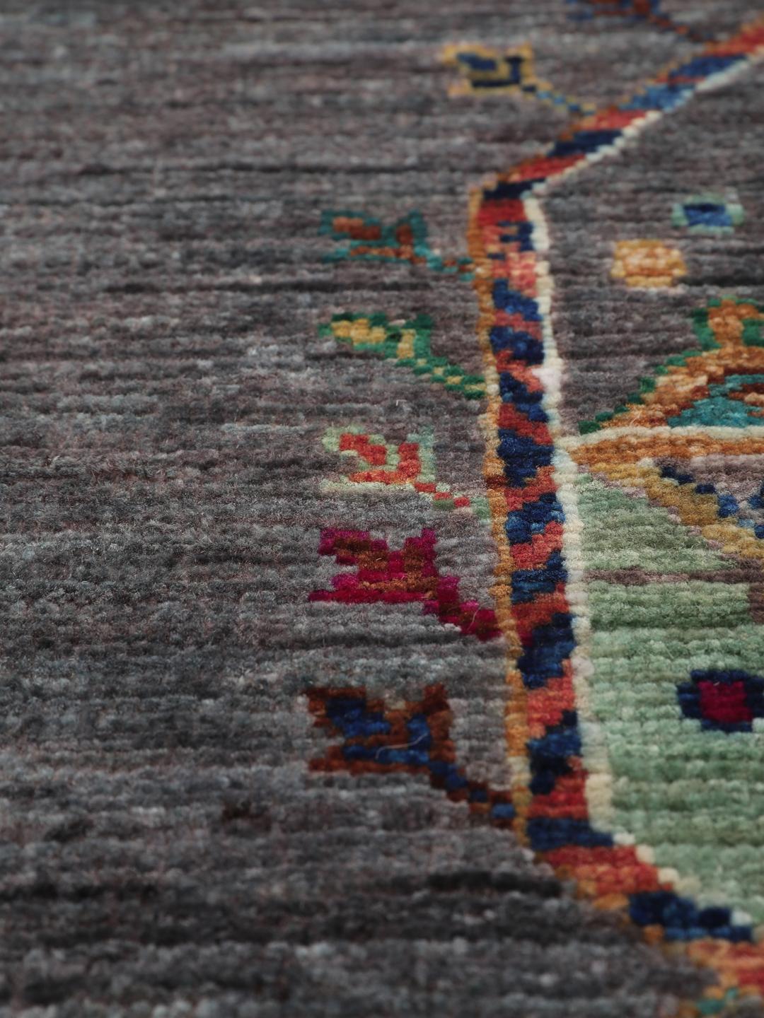 Tapis afghan noué à la main avec des médaillons géométriques vibrants sur un fond gris