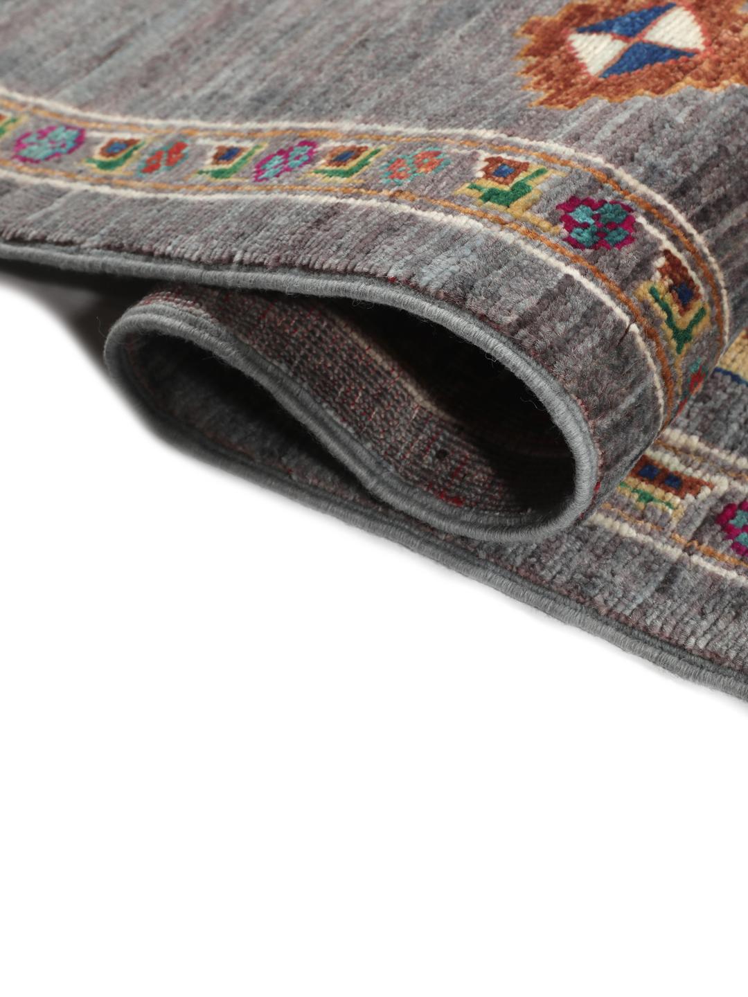 Tapis afghan noué à la main avec des médaillons géométriques vibrants sur un fond gris