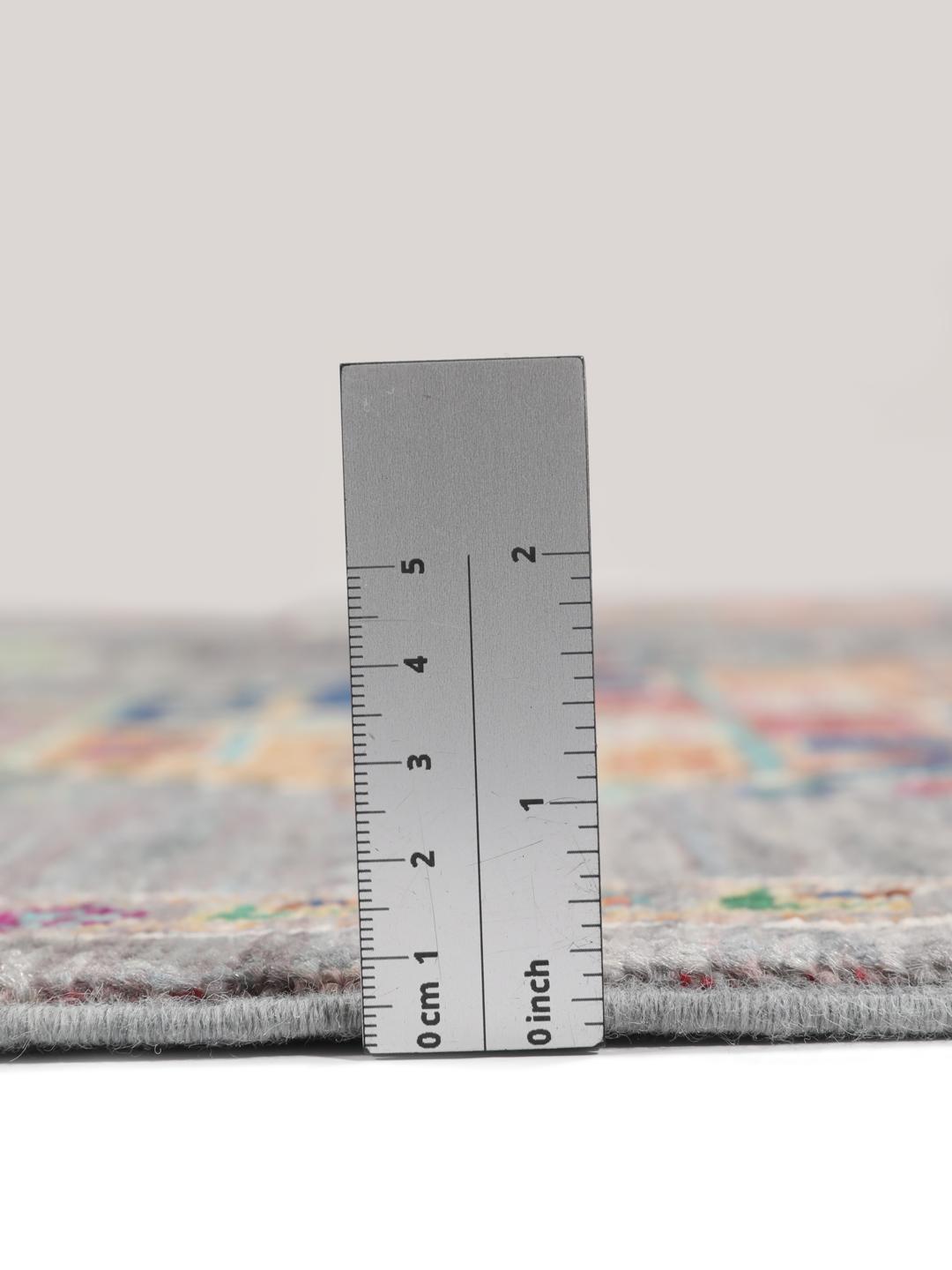 Tapis afghan noué à la main avec des médaillons géométriques vibrants sur un fond gris