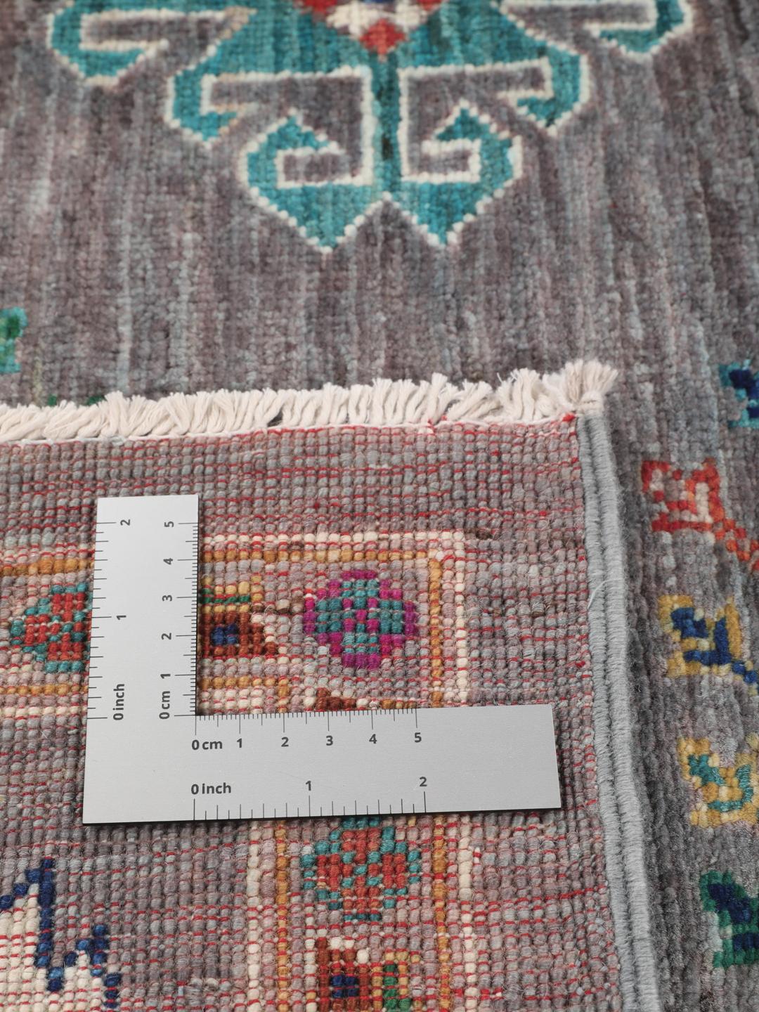 Tapis afghan noué à la main avec des médaillons géométriques vibrants sur un fond gris