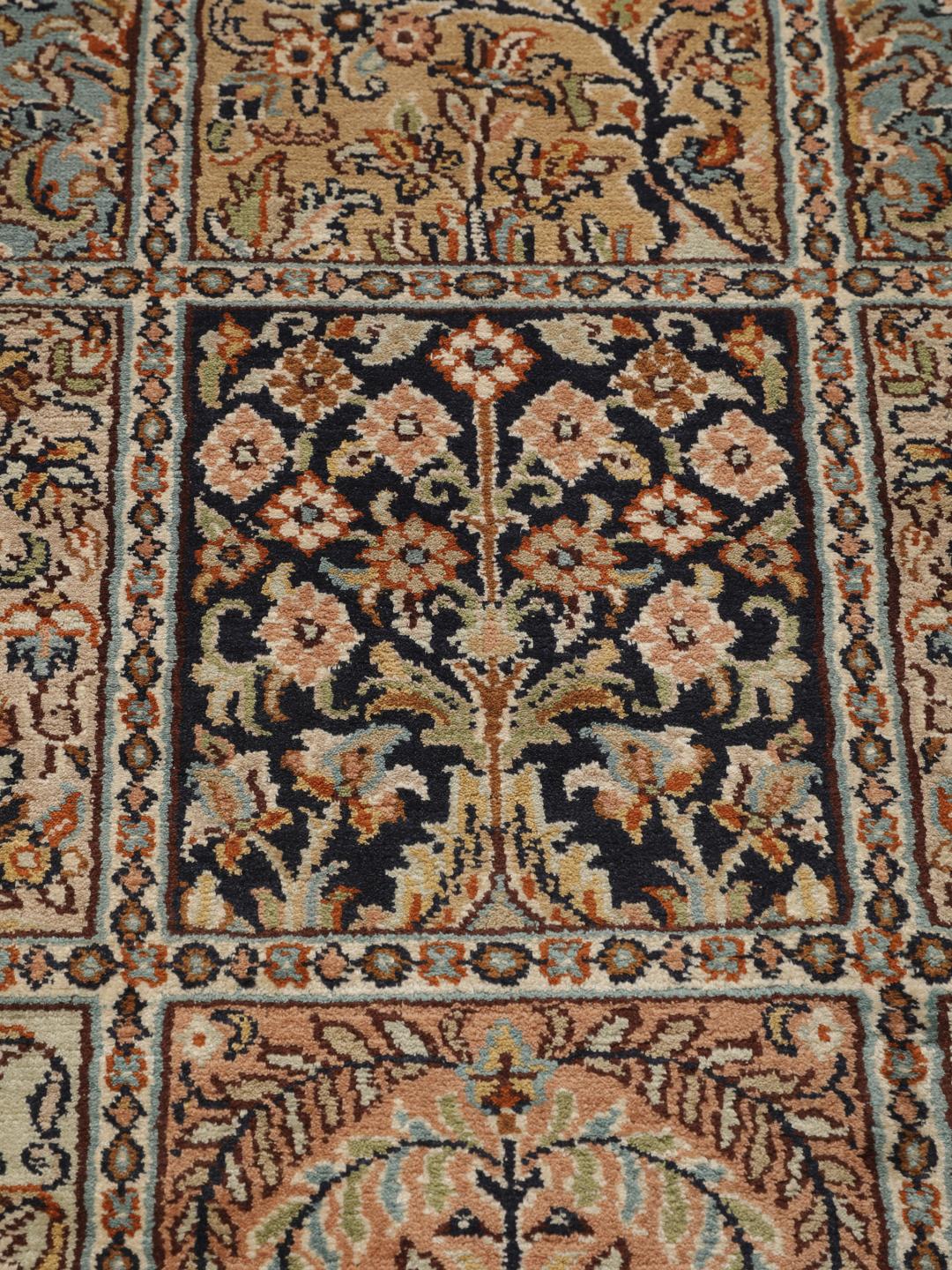 Håndknyttet indisk silkeløber med indviklede blomstermønstre i beige og blå nuancer.
