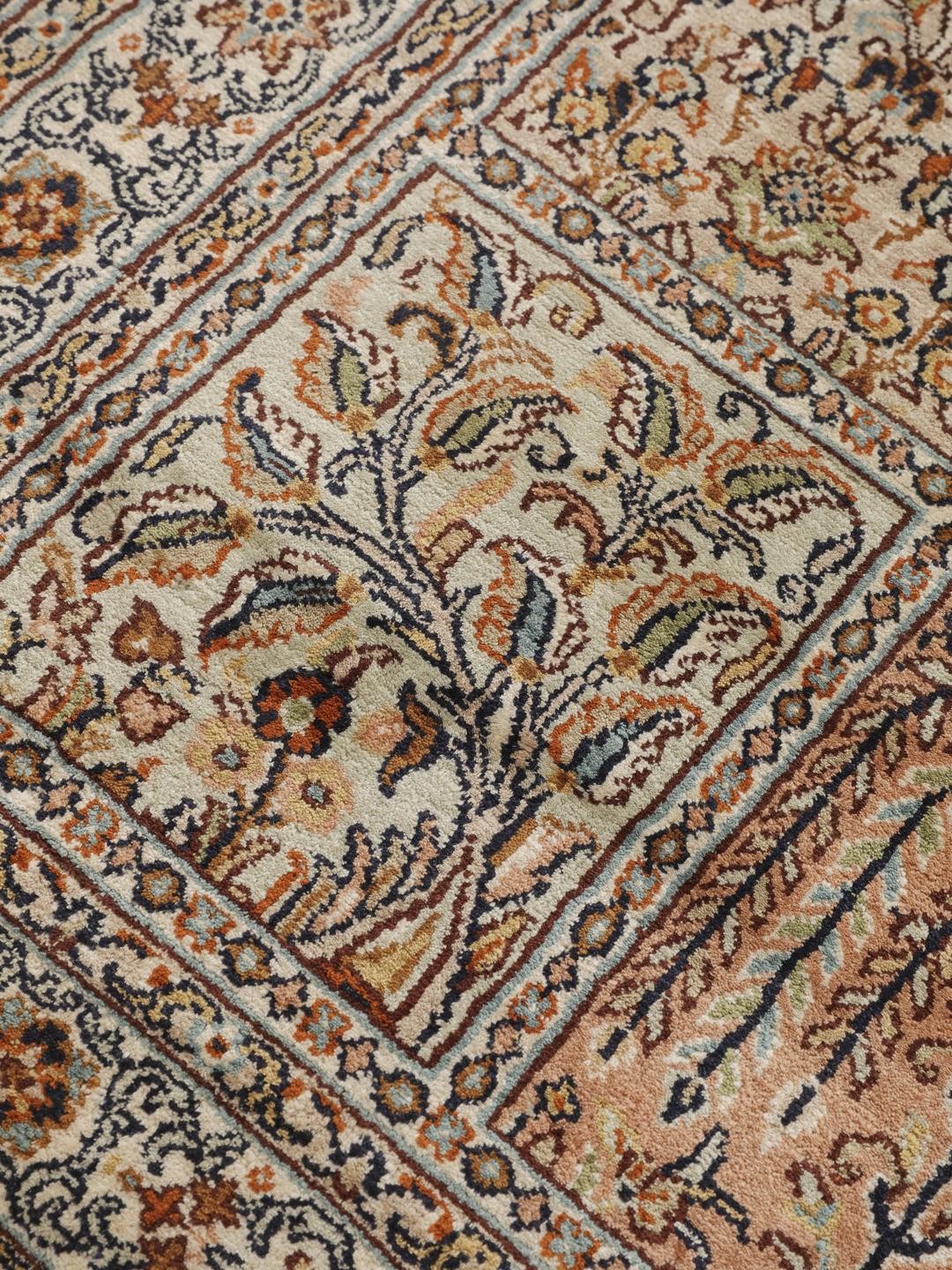Håndknyttet indisk silkeløber med indviklede blomstermønstre i beige og blå nuancer.