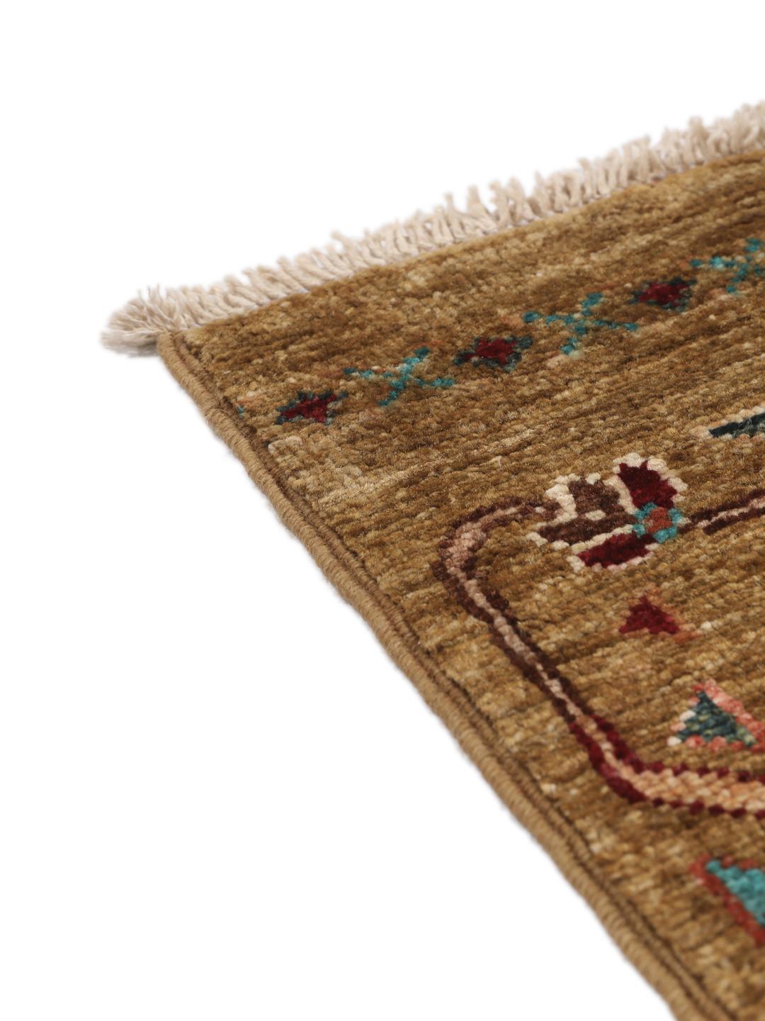 Handgeknoopte Afghaanse loper met geometrische medaillons in bruine en meerkleurige tinten.