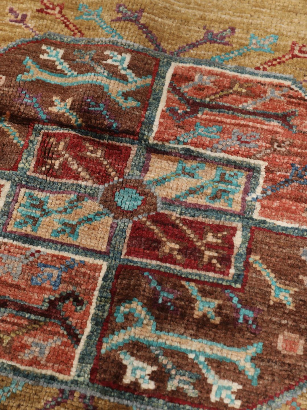 Handgeknoopte Afghaanse loper met geometrische medaillons in bruine en meerkleurige tinten.