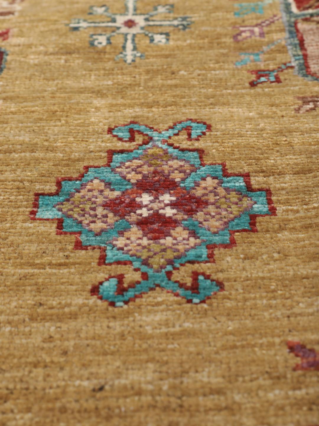 Handgeknoopte Afghaanse loper met geometrische medaillons in bruine en meerkleurige tinten.