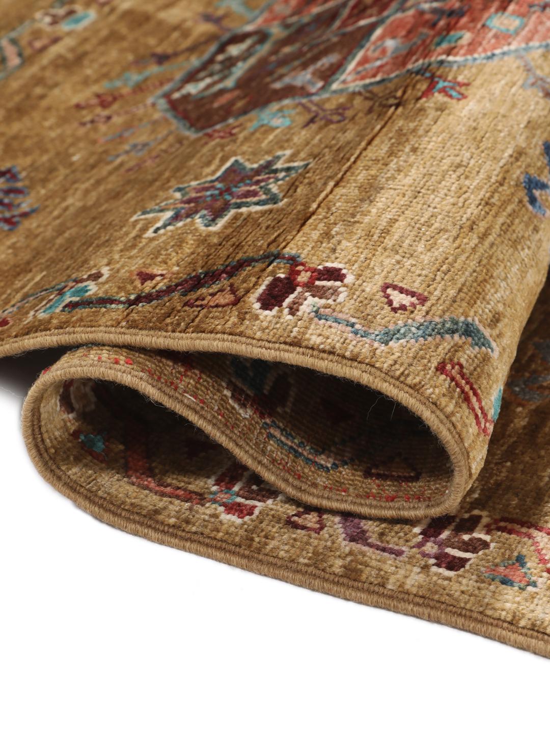 Handgeknoopte Afghaanse loper met geometrische medaillons in bruine en meerkleurige tinten.