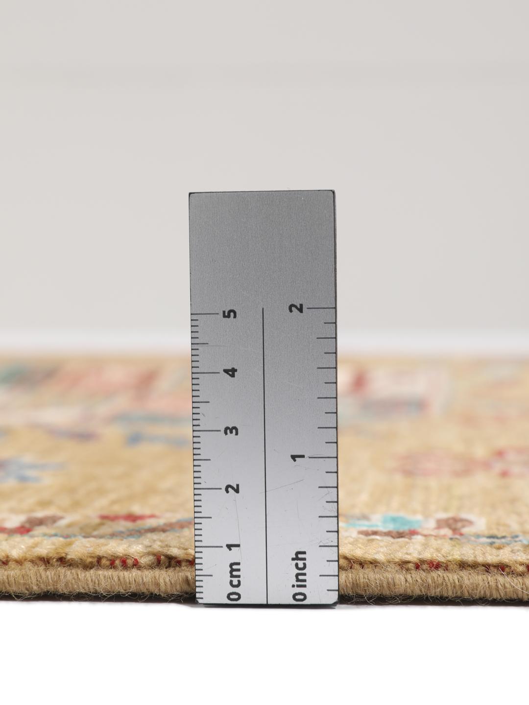 Handgeknoopte Afghaanse loper met geometrische medaillons in bruine en meerkleurige tinten.