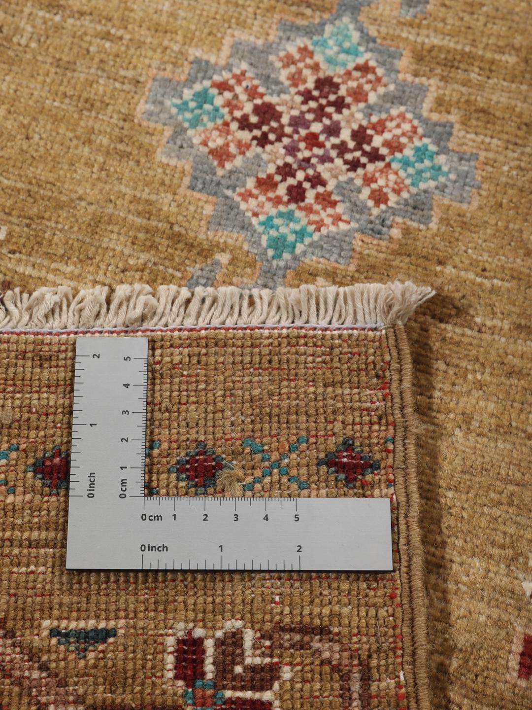 Handgeknoopte Afghaanse loper met geometrische medaillons in bruine en meerkleurige tinten.