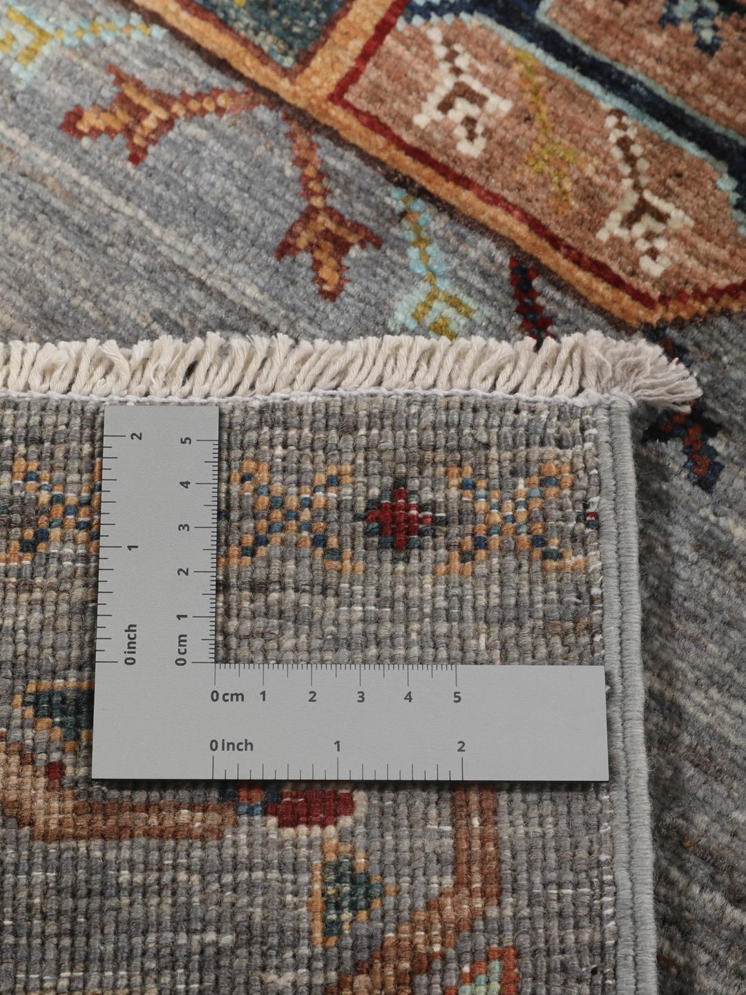 Pasarelă înnodată manual din Afganistan cu medalioane geometrice în tonuri de gri.