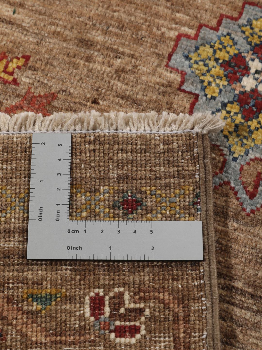 Handgeknoopte Afghaanse wollen loper in bruin met geometrische medaillons