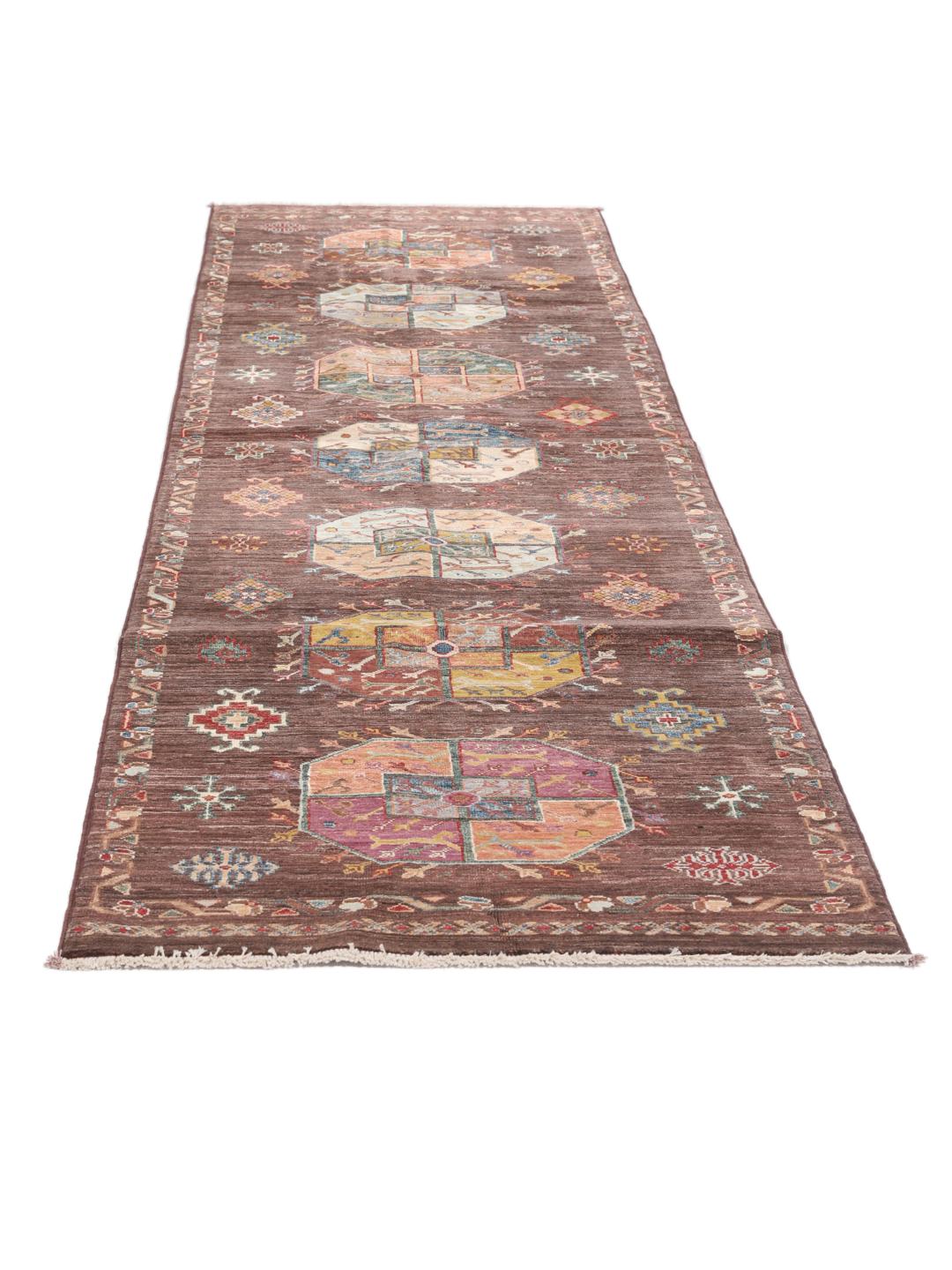 Un tapis couloir unique fait main de couleur brune originaire d'Afghanistan