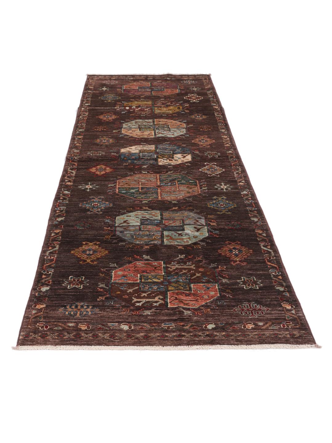 Un tapis couloir unique fait main de couleur brune originaire d'Afghanistan