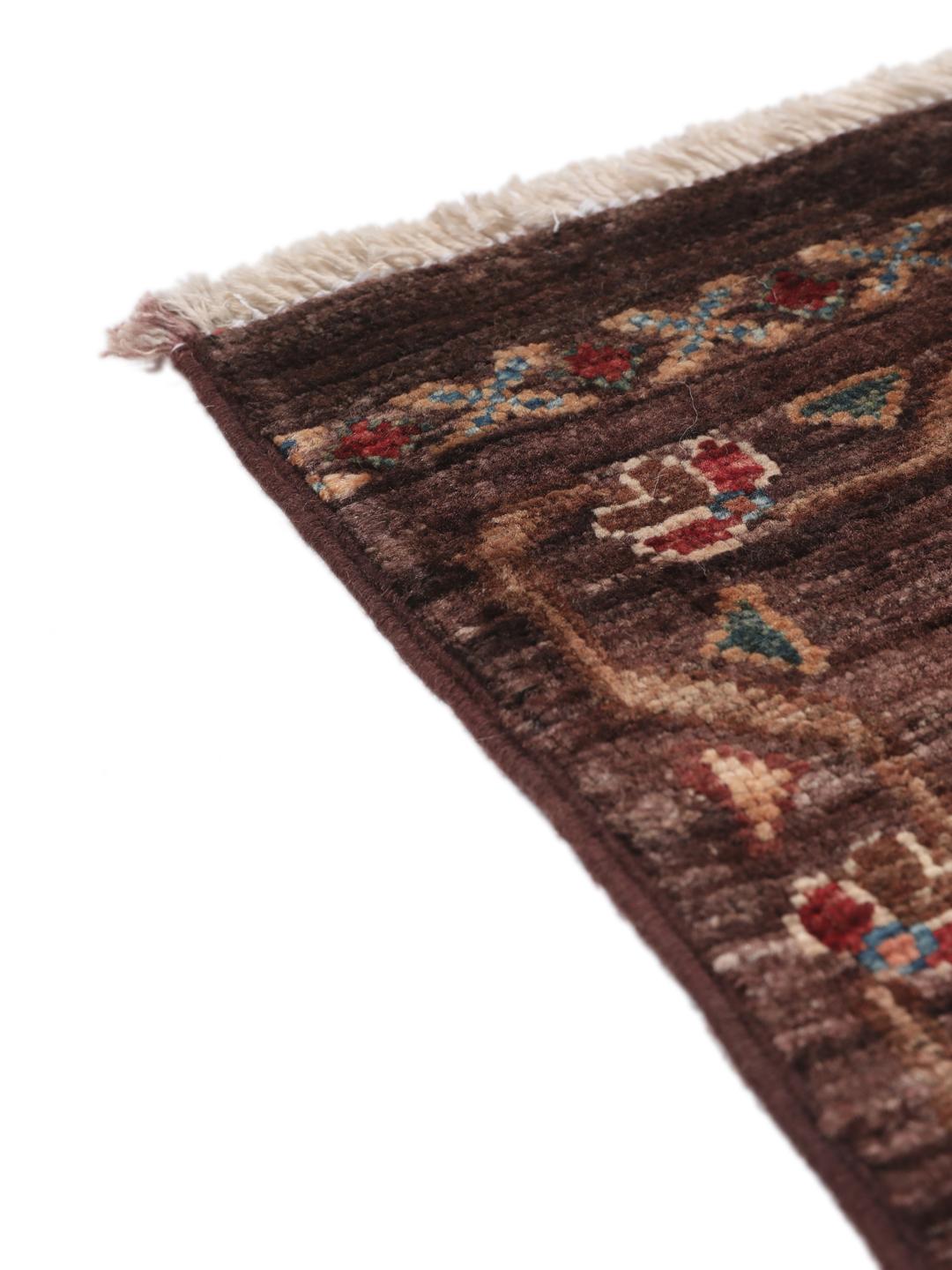 Un tapis couloir unique fait main de couleur brune originaire d'Afghanistan