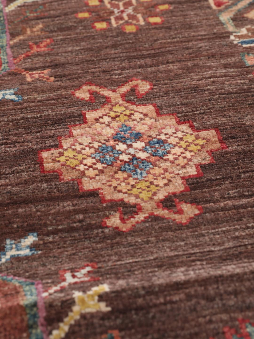 Un tapis couloir unique fait main de couleur brune originaire d'Afghanistan